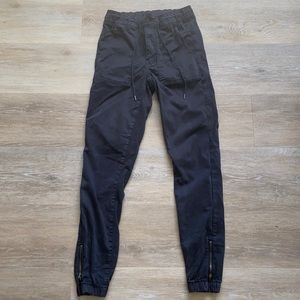 Black jeggings with zipper detail